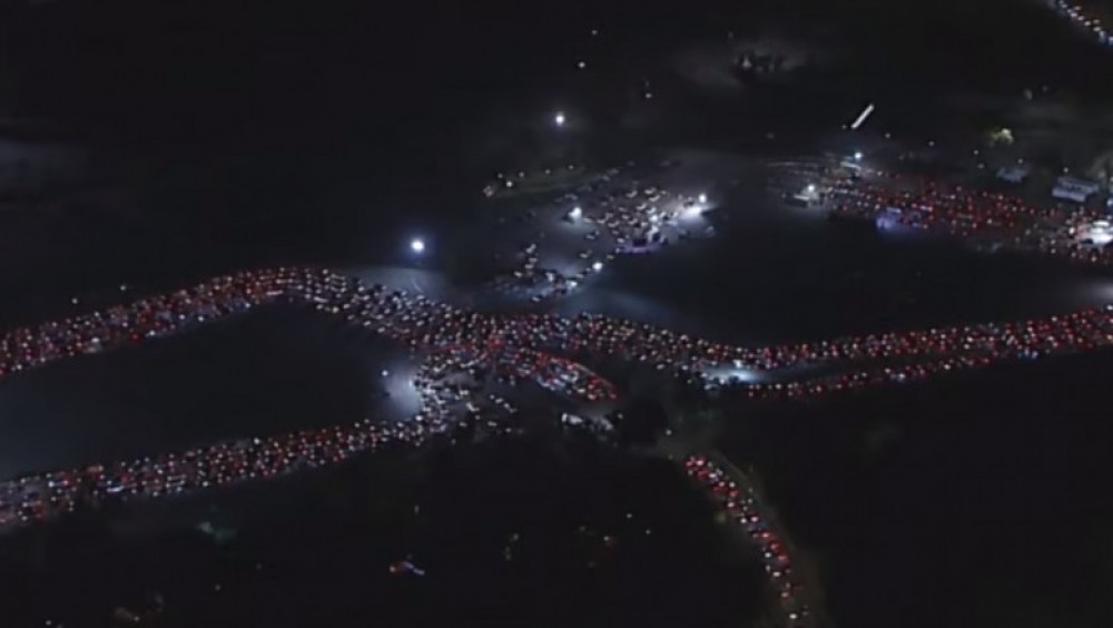 Imagini impresionante. Cozi uriașe de mașini la un centru de testare COVID din Los Angeles